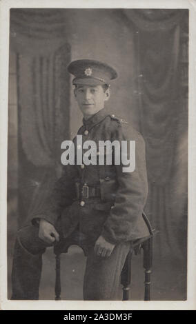 Vintage Début xxe siècle Carte postale photographique montrant un jeune soldat de l'armée britannique de l'Army Service Corps. Prise à Southampton, Hampshire. Banque D'Images