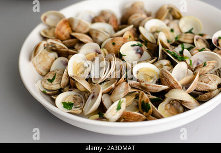 Plat de fruits de mer traditionnel italien avec les palourdes. Concept cuisine méditerranéenne. Close-up Banque D'Images