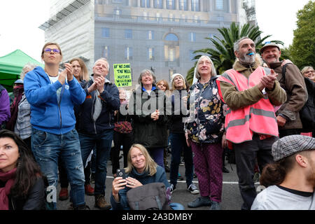 Westminster, London, UK - Lundi 7 octobre 2019 - Rébellion Extinction XR les manifestants applaudir un discours qu'ils bloquent le côté nord de Lambeth Bridge. Photo Steven Mai / Alamy Live News Banque D'Images