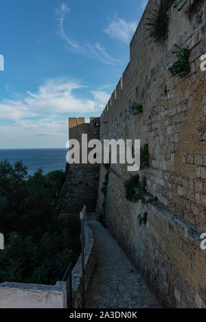 Vues de Castro au coucher du soleil. Entre les murs aragonais antique de ciel bleu, mer bleue et jaune de la terre. Murs en pierre de Lecce et maisons blanches. Banque D'Images