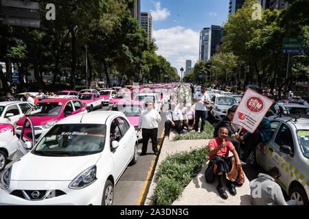 Des milliers de taxis sont stationnés vu sur les routes autour de la Voirie de la ville de Mexico. Crédit photo : Lexie Harrison-Cripps Banque D'Images