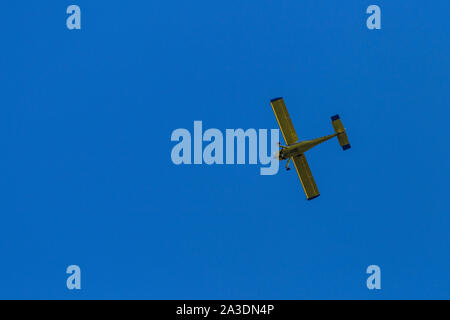 Petit avion jaune sur bleu ciel, tiré sur un air show Banque D'Images