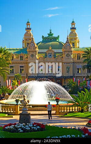 La Place du Casino de Monte Carlo est un jardin impeccable même en hiver, parsemé de fontaines, de fleurs et de sculptures. Banque D'Images