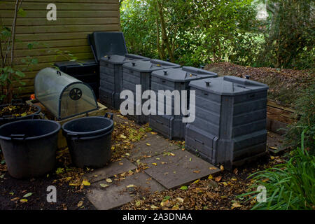 Casiers de compost derrière shed in garden Banque D'Images