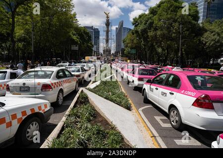 Des milliers de taxis sont stationnés vu sur les routes autour de la statue de l'Ange de l'indépendance de la ville de Mexico. Crédit photo : Lexie Harrison-Cripps Banque D'Images