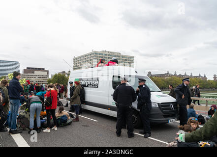 7Th Oct 2019 - Londres, Royaume-Uni. Rébellion d'extinction des manifestants et la police se réunissent autour de l'entreprise van comme ils bloquent le pont de Westminster. Banque D'Images