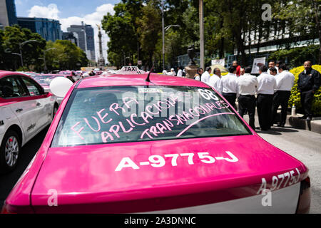 Des milliers de taxis sont stationnés vu sur les routes autour de la statue de l'Ange de l'indépendance de la ville de Mexico. Des slogans sur le ÔFuera transnacionalesÕ lire les pare-brise Aplicacion (exigeant le retrait de demandes étrangères). Crédit photo : Lexie Harrison-Cripps Banque D'Images