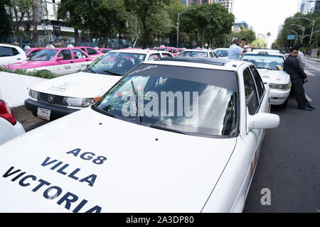 Des milliers de taxis sont stationnés vu sur les routes autour de la statue de l'Ange de l'indépendance de la ville de Mexico. Des slogans sur le ÔFuera extranjeroÕ lire les pare-brise Aplicacion (exigeant le retrait de demandes étrangères). Crédit photo : Lexie Harrison-Cripps Banque D'Images