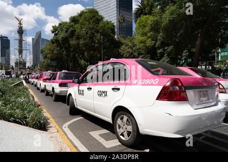 Des milliers de taxis sont stationnés vu sur les routes autour de la statue de l'Ange de l'indépendance de la ville de Mexico. Crédit photo : Lexie Harrison-Cripps Banque D'Images