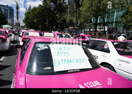 Des milliers de taxis sont stationnés vu sur les routes autour de la statue de l'Ange de l'indépendance de la ville de Mexico. Des slogans sur le ÔFuera extranjeroÕ lire les pare-brise Aplicacion (exigeant le retrait de demandes étrangères). Crédit photo : Lexie Harrison-Cripps Banque D'Images