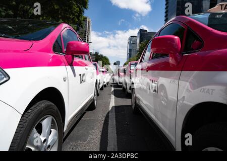 Des milliers de taxis sont stationnés vu sur les routes autour de la statue de l'Ange de l'indépendance de la ville de Mexico. Crédit photo : Lexie Harrison-Cripps Banque D'Images