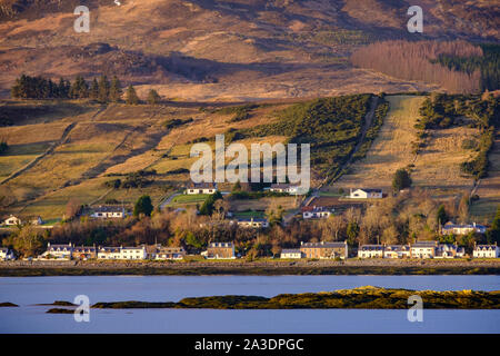 Lochcarron village, Wester Ross, Highlands f l'Ecosse. À la recherche sur le Loch Carron de Grand Plumet avec la fin d'après-midi montrant les crofts land Banque D'Images