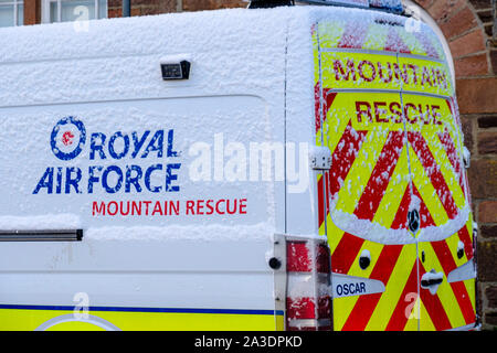 Véhicule de secours en montagne de la RAF 'Oscar' garé et recouverts de neige en montagnes de l'Ecosse Banque D'Images