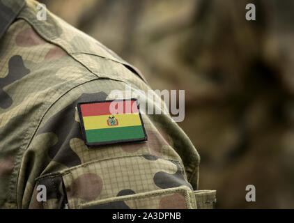 Drapeau de la Bolivie sur l'uniforme militaire (collage). Banque D'Images