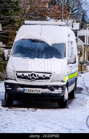 Véhicule de secours en montagne de la RAF 'Oscar' garé et recouverts de neige en montagnes de l'Ecosse Banque D'Images