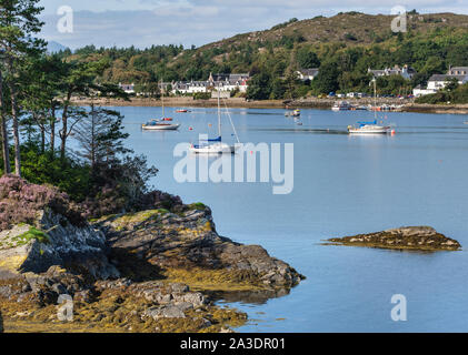 À la recherche sur le Loch Carron à Plockton village depuis le pont ferroviaire à Duncraig gare sur Inverness à Kyle of Lochalsh line. Banque D'Images