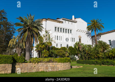 Un beau bâtiment blanc dans le style architectural espagnol au cœur de jardins tropicaux, dans le Santa Barbara County Courthouse Complex - Santa Barbara, Banque D'Images