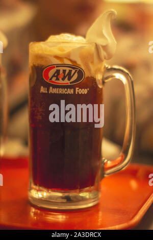 Les boissons gazeuses bière de racine dans une grande tasse à A & W restaurant fast food en Indonésie Banque D'Images