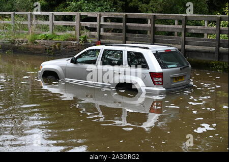 Inondation à Rufford ford à côté de Rufford Country Park Nottinghamshire. Banque D'Images