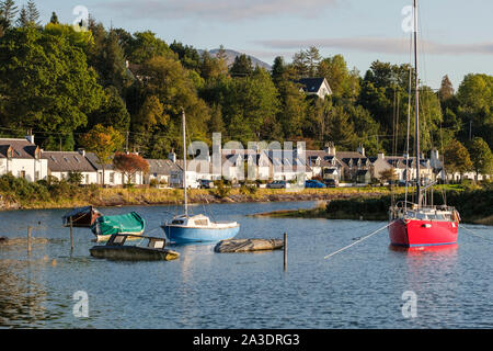 Lochcarron village sur les rives du Loch Carron à marée haute, Strathcarron, Wester Ross, Highlands d'Ecosse Banque D'Images