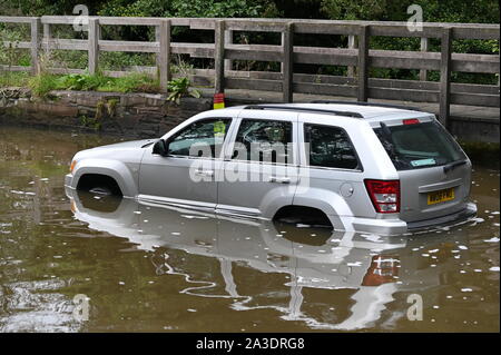 Inondation à Rufford ford à côté de Rufford Country Park Nottinghamshire. Banque D'Images