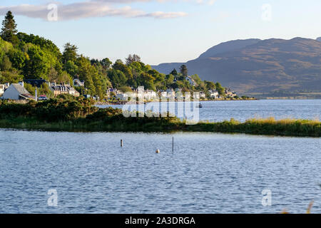 Lochcarron village sur les rives du Loch Carron à marée haute, Strathcarron, Wester Ross, Highlands d'Ecosse Banque D'Images