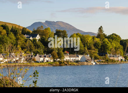 Lochcarron village sur les rives du Loch Carron, Strathcarron, Wester Ross, Highlands d'Ecosse. Fuar Tholl (Wellington) Nez en montagne distance Banque D'Images