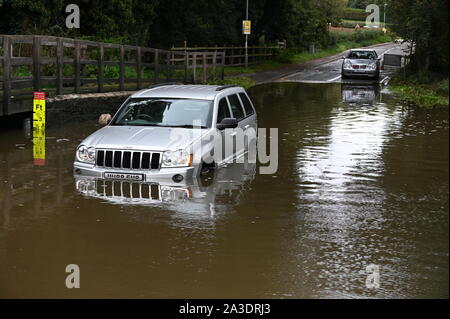 Inondation à Rufford ford à côté de Rufford Country Park Nottinghamshire. Banque D'Images