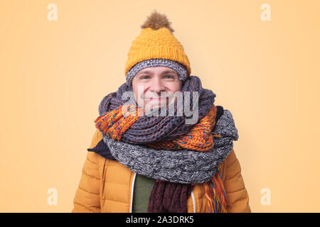 Beau portrait comique dans plusieurs chapeaux et écharpes. Banque D'Images