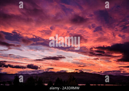 Dawn vers le lever du soleil sur l'horizon au sommet de la montagne par Grand Plumet, Wester Ross, Highlands d'Ecosse Banque D'Images