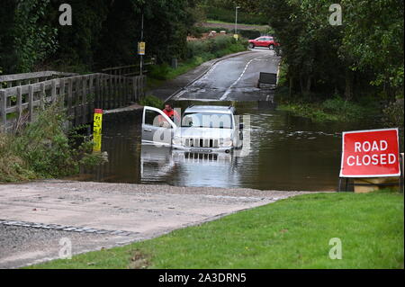 Inondation à Rufford ford à côté de Rufford Country Park Nottinghamshire. Banque D'Images