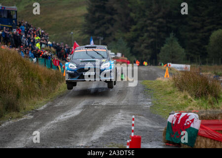 5 octobre 2019, le Pays de Galles ; SS13 Sweet Lamb, Hafren Wales Rally GB 2019 Étape 13 : Hayden Paddon & Co conducteur John KENNARD concurrentes dans la Ford Fiesta R5 MKII pour M-Sport Ford World Rally Team hits le saut avant l'eau splash Crédit : Gareth Dalley/News Images Banque D'Images