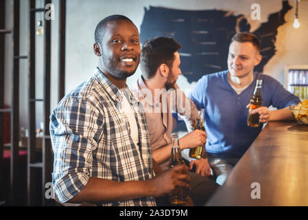 Les jeunes, de passer du temps ensemble à sport bar Banque D'Images