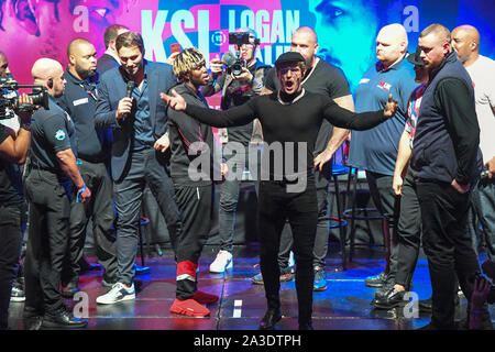 KSI (à gauche) et Paul Logan au cours de la conférence de presse à Troxy, à Londres. Banque D'Images