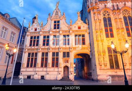 La ville pittoresque médiévale avec la nuit place Burg à Bruges, Belgique. Banque D'Images