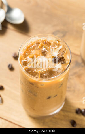 Café glacé fait maison avec le lait d'amande dans un verre Banque D'Images