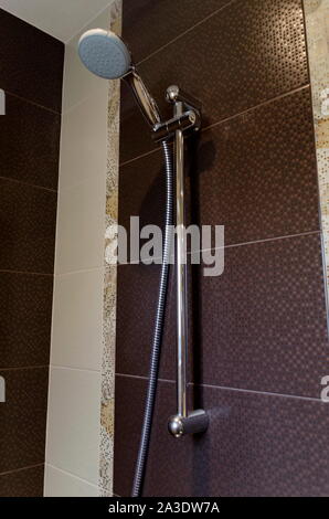 L'intérieur moderne, petite salle de bains avec cabine de douche dans une maison rénovée, Sofia, Bulgarie Banque D'Images