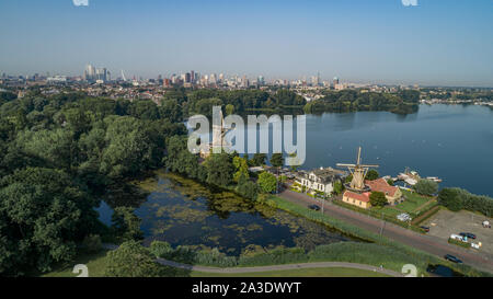 Dutch mill in early morning light. Vue sur les toits de Rotterdam comme vu de la Bos Kralingse Banque D'Images