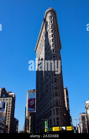 New York, New York/USA - 13 juillet 2019 : le Flatiron building à proximité de Madison Square Gardens à New York, par un beau matin. Banque D'Images