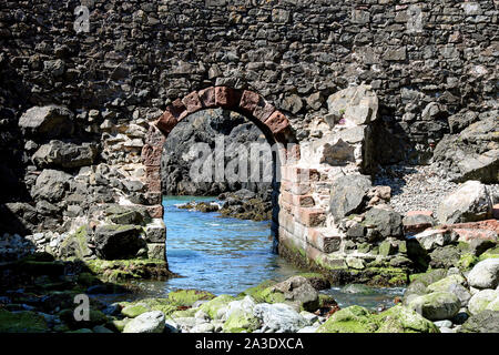 Dans Archway sea wall à Portpatrick harbour Ecosse Banque D'Images