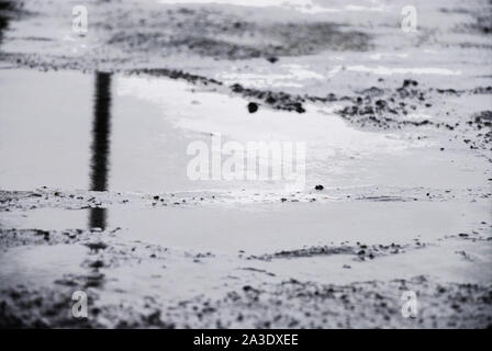 Fortuneswell. 7 octobre 2019. Météo britannique. Les reflets dans les flaques de la chaussée sur un jour de pluie continue à Fortuneswell. crédit : Stuart fretwell/Alamy Live News Banque D'Images