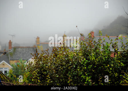 Fortuneswell. 7 octobre 2019. Météo britannique. Fortuneswell disparaît dans la brume sur un jour de pluie continue. crédit : Stuart fretwell/Alamy Live News Banque D'Images