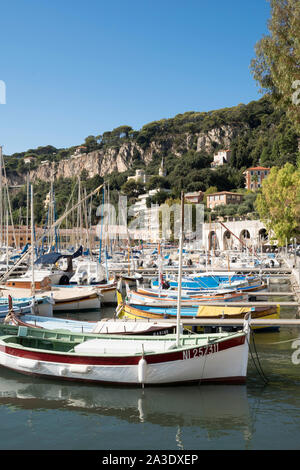 La pêche traditionnelle en bois des bateaux amarrés dans le port de Villefranche sur Mer, France, Europe Banque D'Images