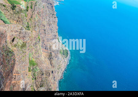 La côte de l'antenne bleu océan Atlantique, plage de pierre et les champs adjacents sur la côte sud de l'île de Madère, au Portugal. Paysage aérien, nature extraordinaire. Île portugaise. Summer vibes. Banque D'Images