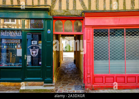 Domfront, France, février 2019, allée entre deux boutiques menant à une cour dans une ville médiévale de Normandie Banque D'Images