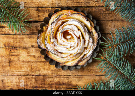 Tarte aux pommes au four en forme de fleur saupoudré de sucre Banque D'Images