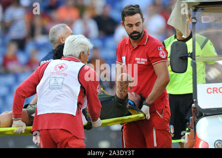 Roma - Cagliari 1-1 06/10/2019 Stadio Olimpico, Fabio Pisacane traportato dans après l'ospedale malheur Rome - Cagliari 1-1 06/10/2019 Stade olympique Banque D'Images