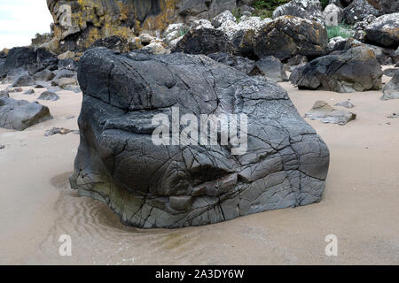 Gros rock usé à une plage côtière en Ecosse Banque D'Images