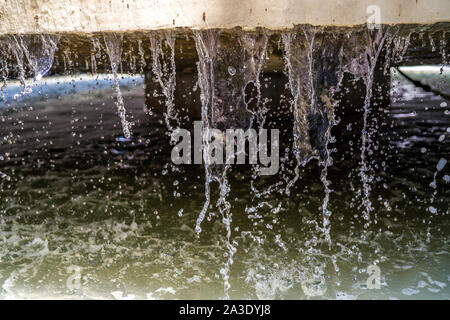 Gouttes d'eau bassin ornemental photo en gros plan Banque D'Images