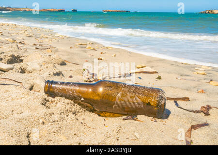 Après une fête sur la plage quelqu'un de gauche au lieu d'ordures il recyclé Banque D'Images